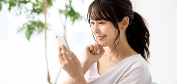 スマホでお問合せをする様子