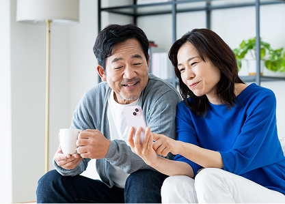 LINE報告を確認する様子