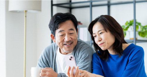 報告を見る様子