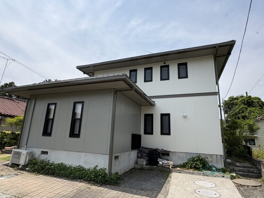外壁に無機ハイブリッドチタンガード、屋根にセネターを施工した宇都宮市の戸建て住宅の完成後写真。グレー系で統一されたモダンで清潔感のある外観