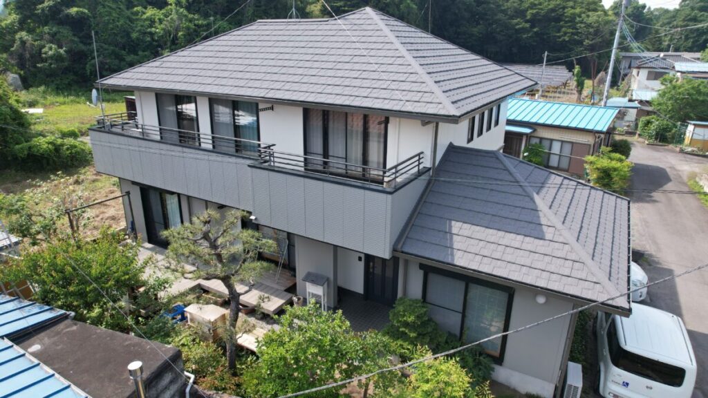 外壁に無機ハイブリッドチタンガード、屋根にセネターを施工した宇都宮市の戸建て住宅の完成後写真。グレー系で統一されたモダンで清潔感のある外観
