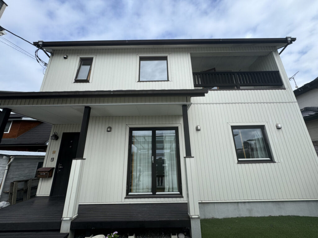 株式会社十文字
施工事例
宇都宮市海道町・H様
屋根塗装・外壁塗装
工事前の全景写真
外壁