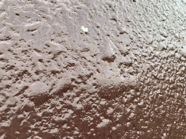 下塗り材の選定ミスにより、外壁表面に膨れや凹凸が発生している状態の比較画像