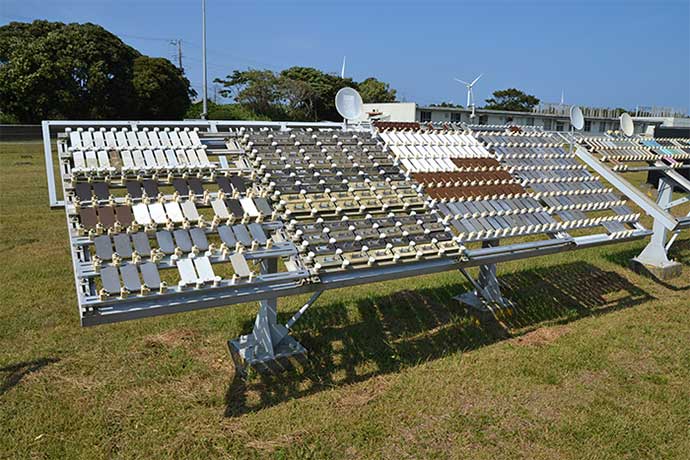 宮古島屋外暴露試験のイメージ画像。実際の屋外環境に塗膜サンプルを設置し、紫外線や雨風、湿気、塩害による経年変化を確認する試験を紹介している。