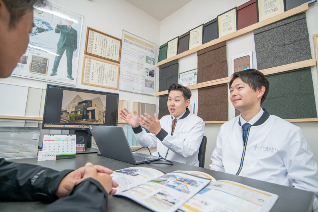 株式会社十文字の取締役専務・高田真帆がお客様に自宅の様子を説明してる。