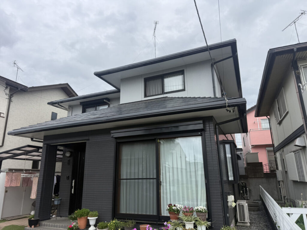 宇都宮市平松本町K様邸の外観正面。無機レガロシリーズで外壁・屋根を塗装してから3年後も色あせが見られない住宅