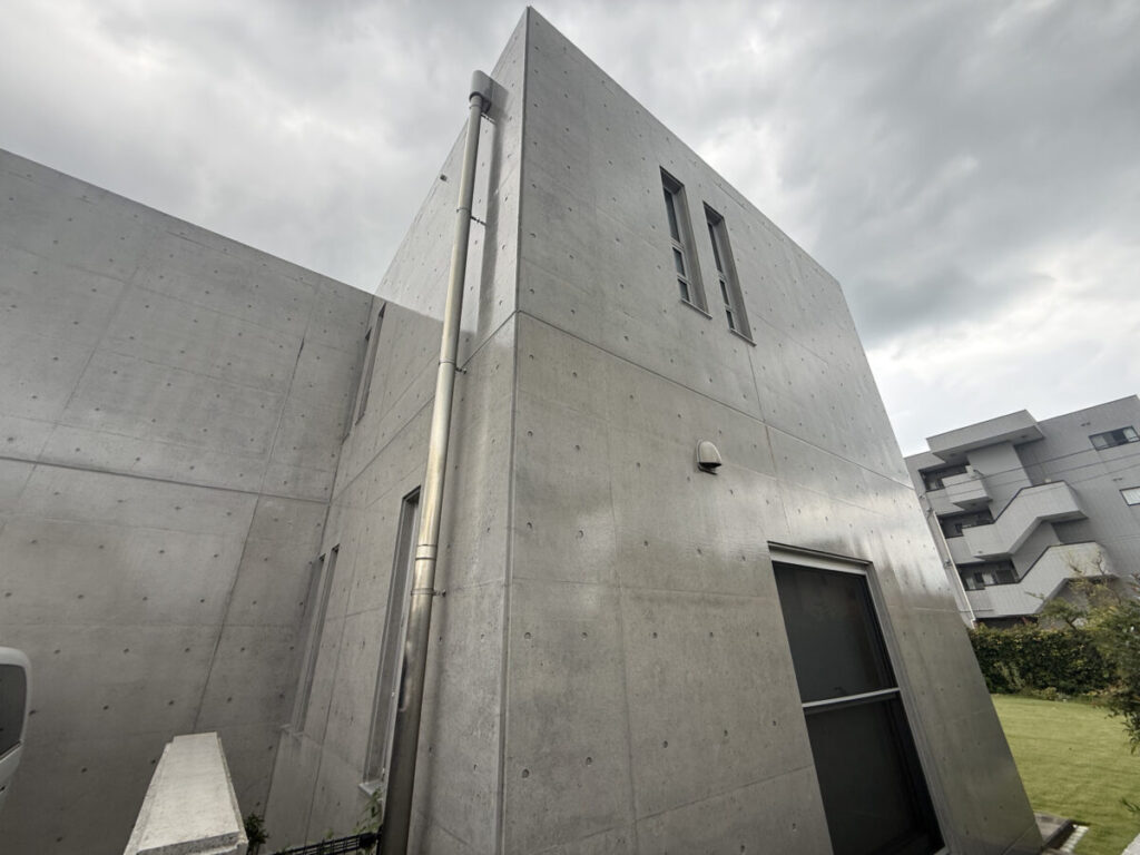 宇都宮市平松本町A様邸の外壁。無機ハイブリッドチタンガードのクリヤー塗装から3年後も色あせやチョーキングが見られない状態