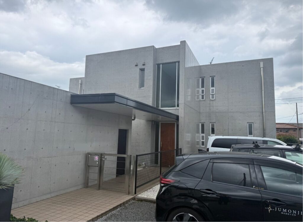 宇都宮市平松本町A様邸の外壁。無機ハイブリッドチタンガードのクリヤー塗装から3年後も色あせやチョーキングが見られない状態